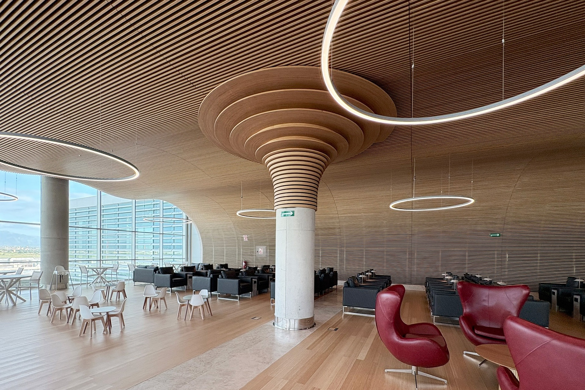 Techo de lamas de bambú. Sala VIP del Aeropuerto de Palma de Mallorca