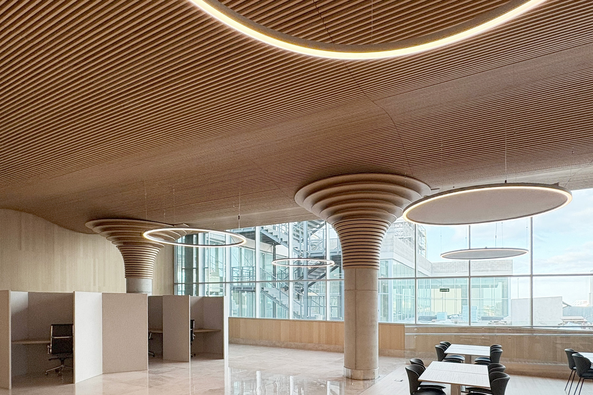 Techo de lamas de bambú. Sala VIP del Aeropuerto de Palma de Mallorca