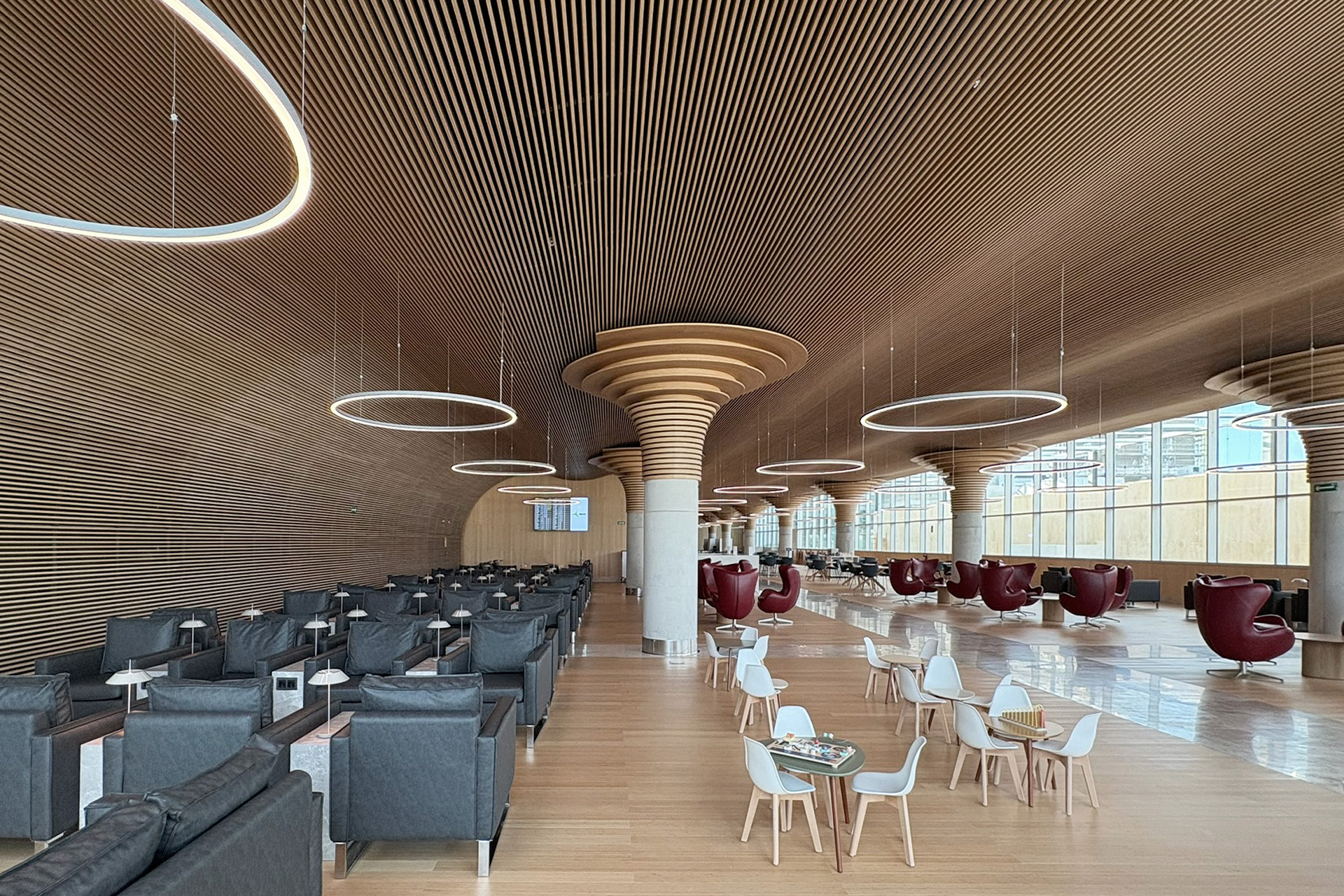 Techo de lamas de bambú. Sala VIP del Aeropuerto de Palma de Mallorca