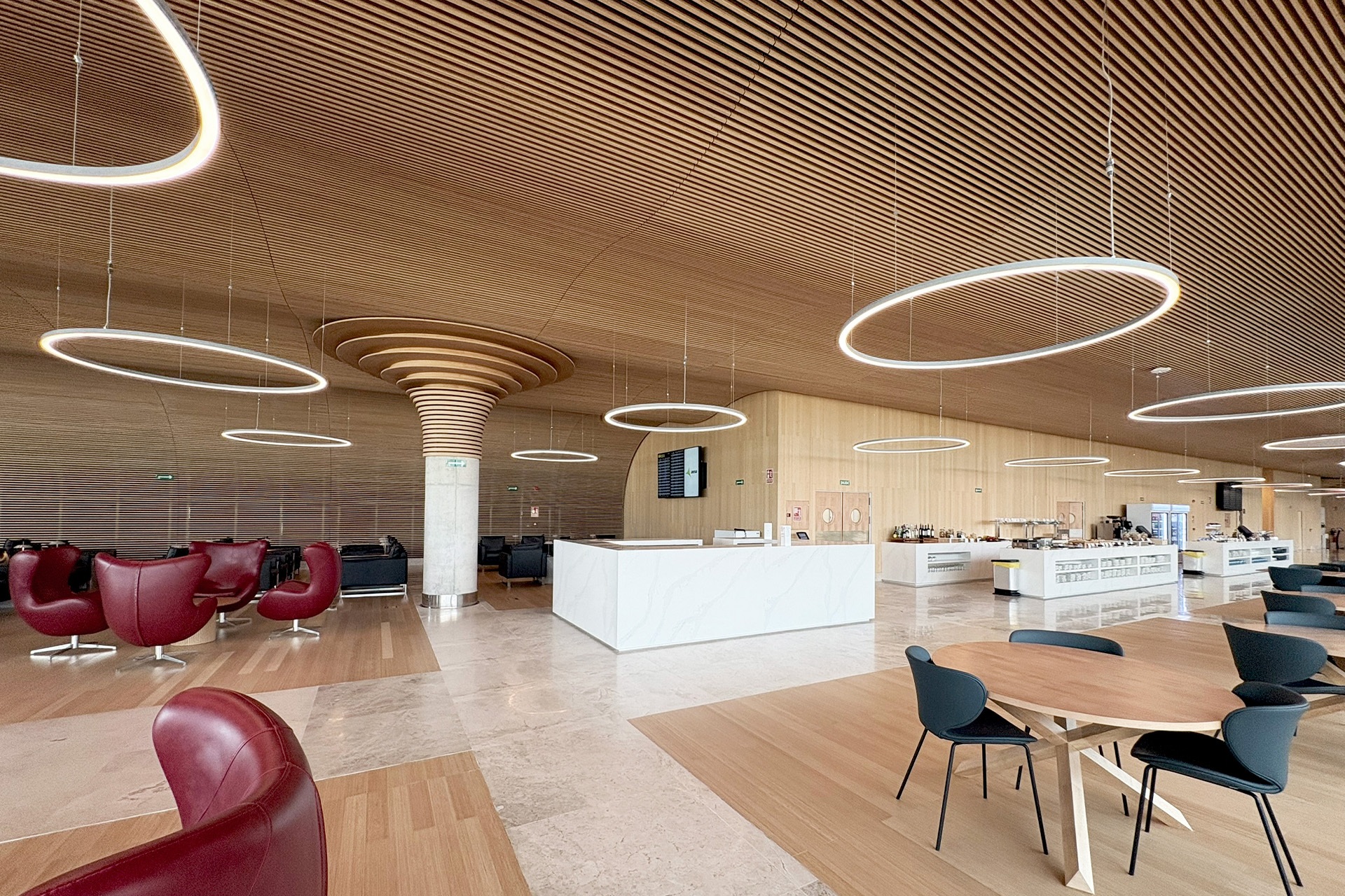 Techo de lamas de bambú. Sala VIP del Aeropuerto de Palma de Mallorca