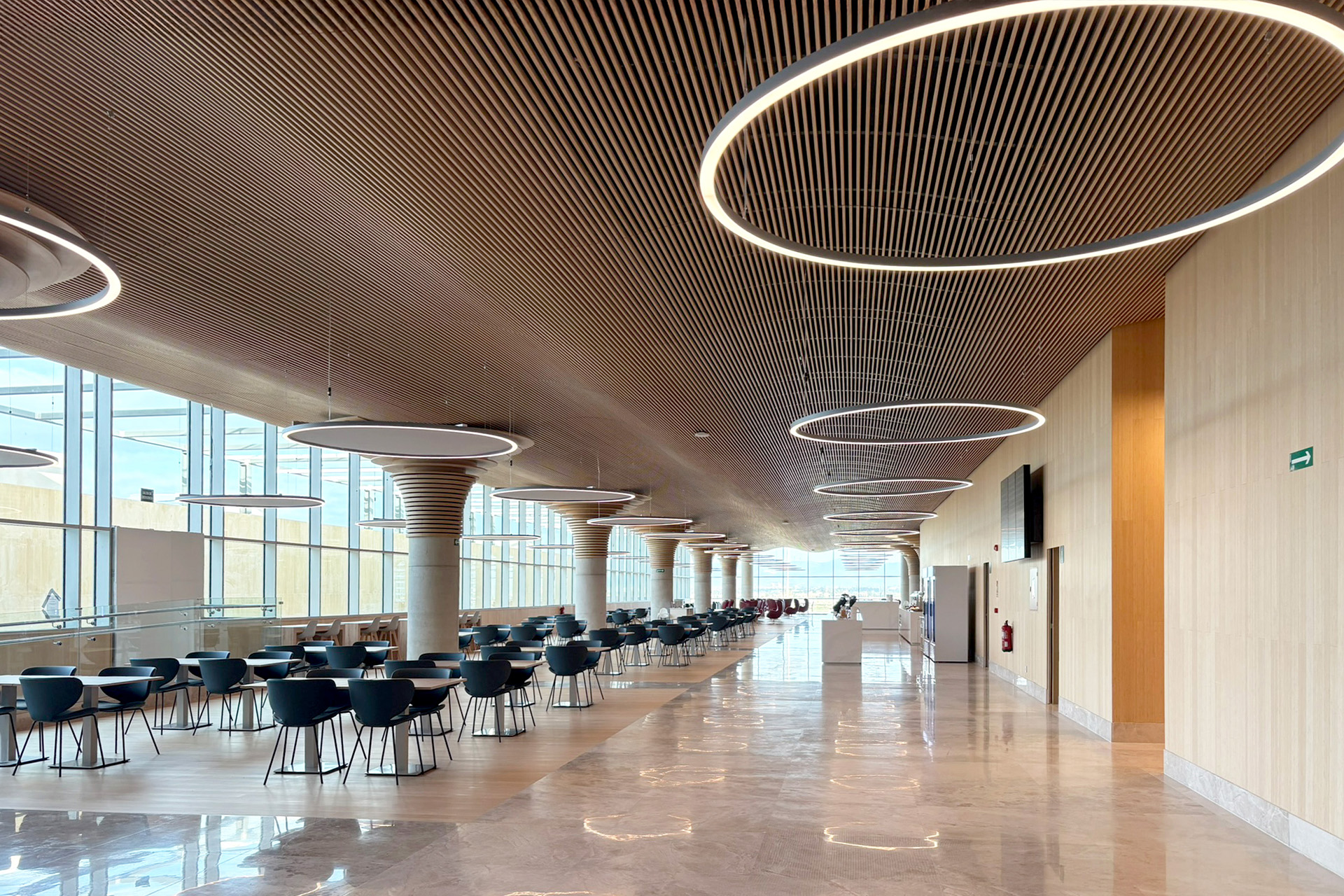 Techo de lamas de bambú. Sala VIP del Aeropuerto de Palma de Mallorca