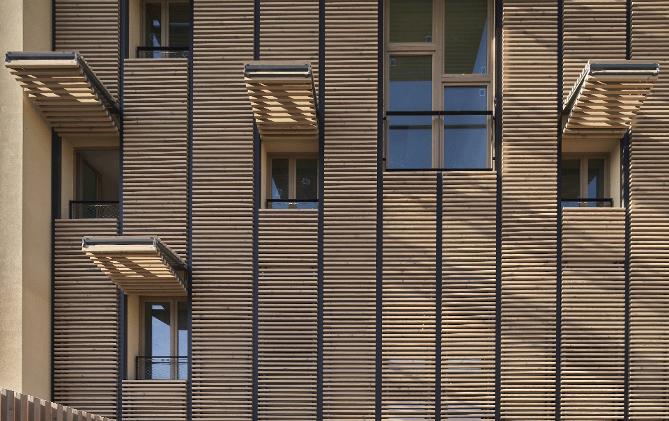 Vertical folding lattice in facade