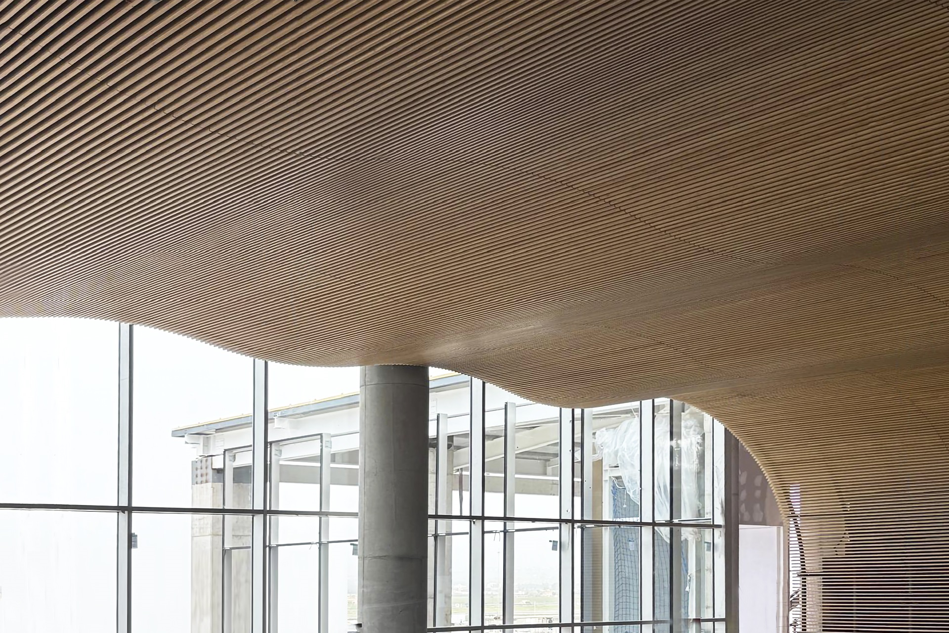 Sala VIP Aeropuerto de Palma. Techo ondulado de bambú laminado